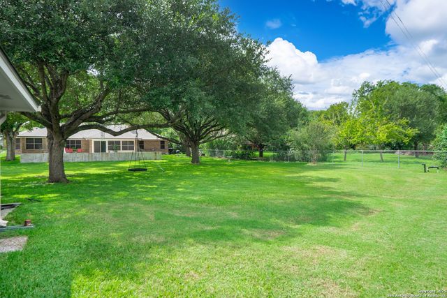 313 Ridge Crest Dr, Seguin, TX 78155