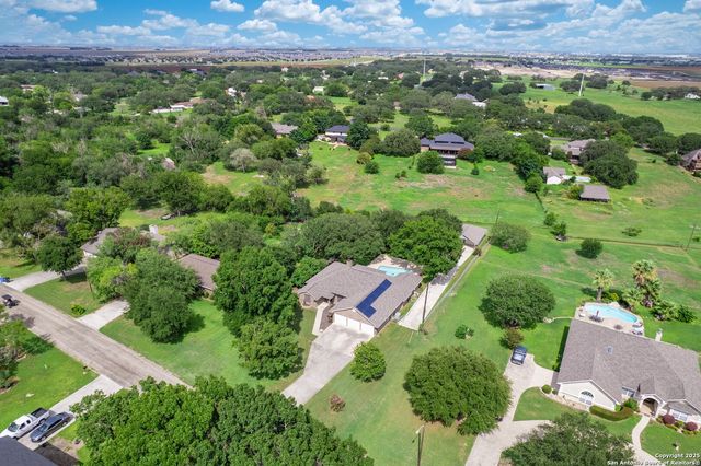 313 Ridge Crest Dr, Seguin, TX 78155