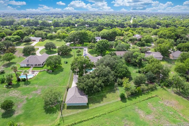 313 Ridge Crest Dr, Seguin, TX 78155