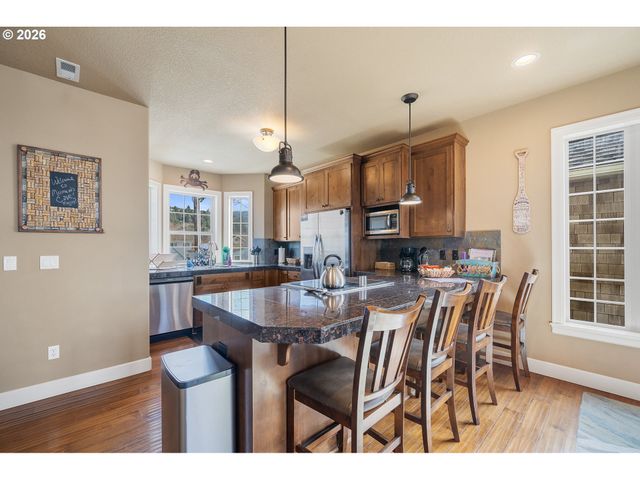 549 FRONT St, Rockaway Beach, OR 97136