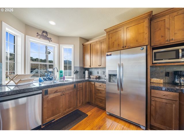 549 FRONT St, Rockaway Beach, OR 97136