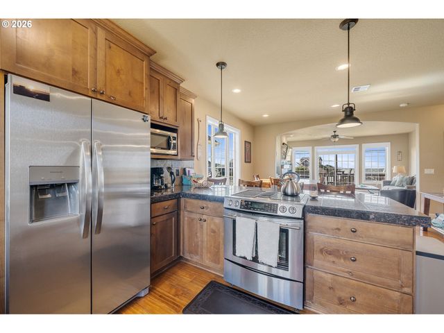 549 FRONT St, Rockaway Beach, OR 97136