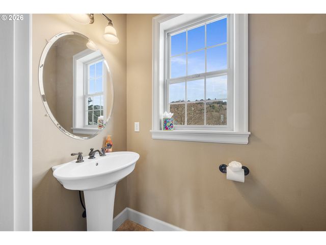 549 FRONT St, Rockaway Beach, OR 97136