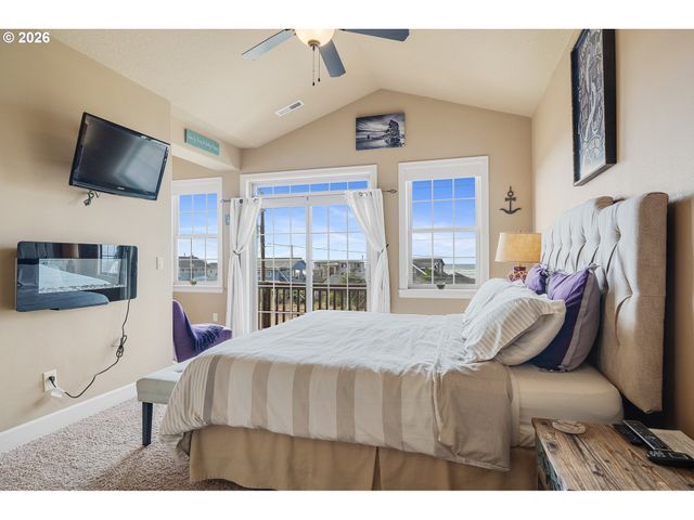 549 FRONT St, Rockaway Beach, OR 97136