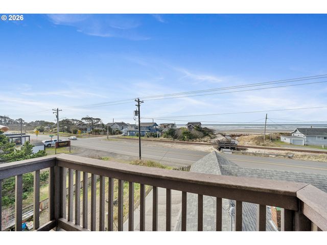 549 FRONT St, Rockaway Beach, OR 97136