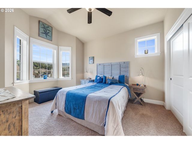 549 FRONT St, Rockaway Beach, OR 97136