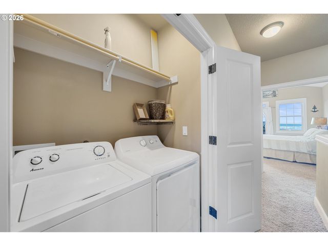549 FRONT St, Rockaway Beach, OR 97136