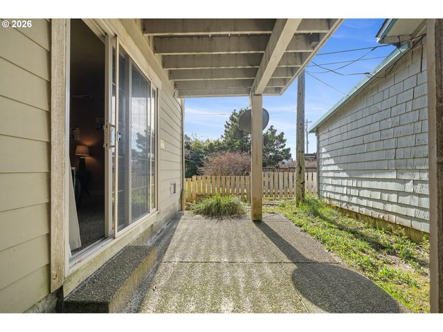 549 FRONT St, Rockaway Beach, OR 97136
