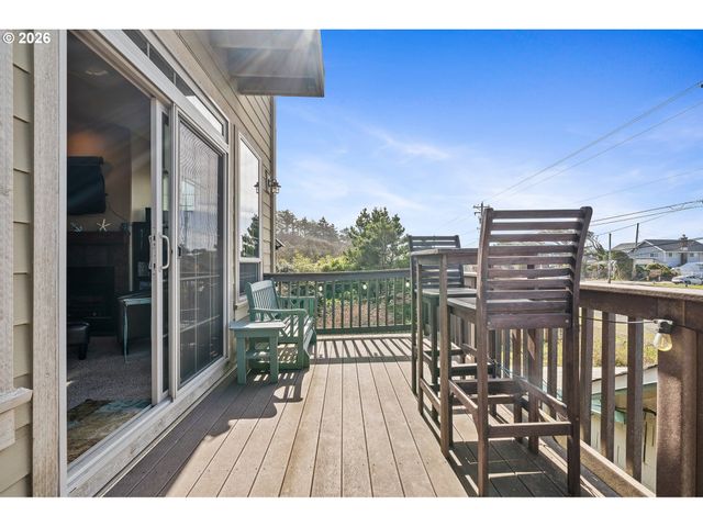 549 FRONT St, Rockaway Beach, OR 97136