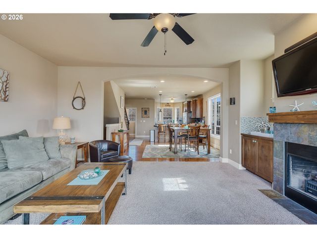 549 FRONT St, Rockaway Beach, OR 97136
