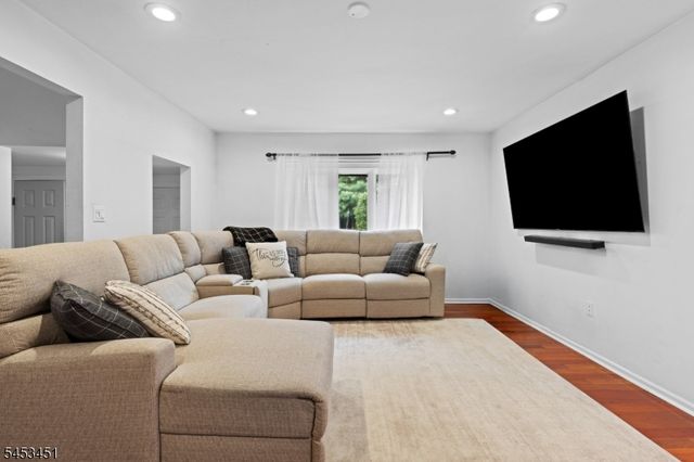 142 Riverbend Dr, North Brunswick Twp., NJ 08902