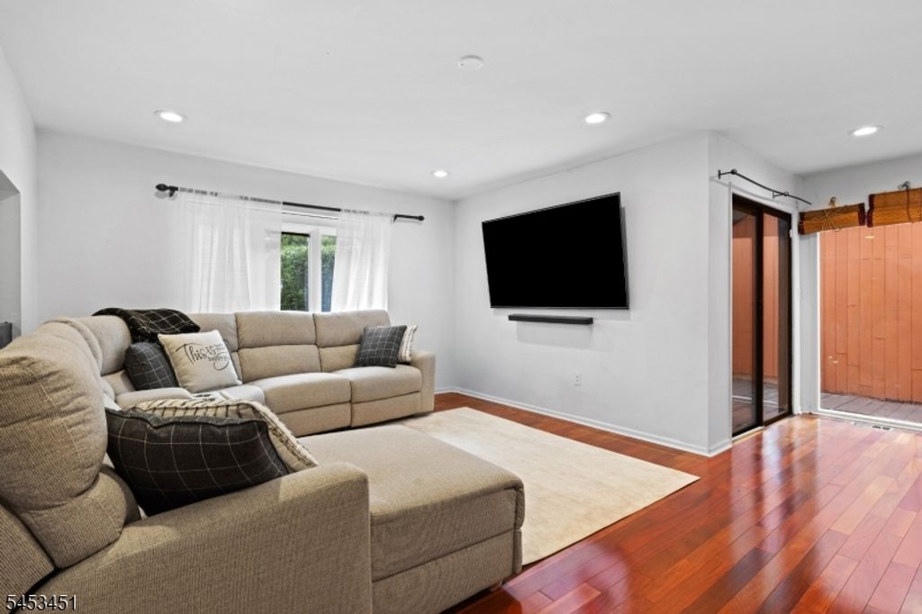 142 Riverbend Dr, North Brunswick Twp., NJ 08902 — photo 4