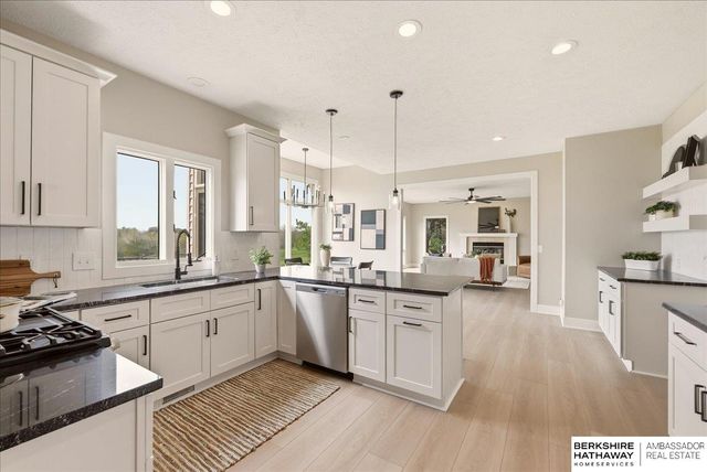 917 Killarney Drive, Papillion, NE 68046