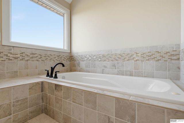 917 Killarney Drive, Papillion, NE 68046