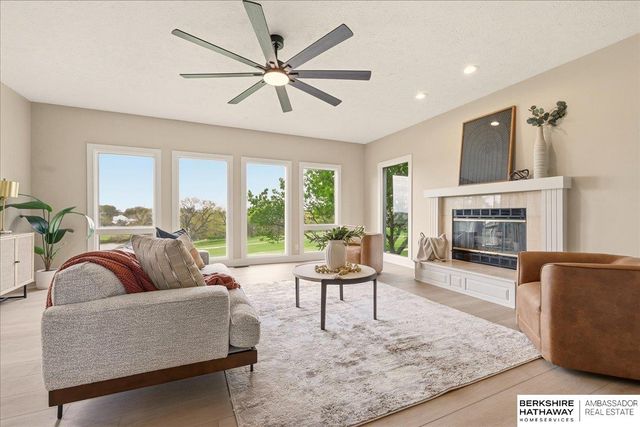 917 Killarney Drive, Papillion, NE 68046