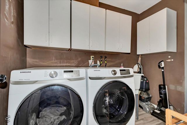 1422 W 97th Place, Crown Point, IN 46307