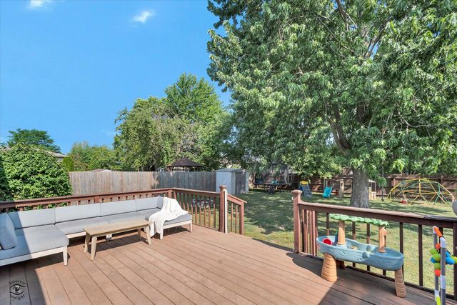 1422 W 97th Place, Crown Point, IN 46307