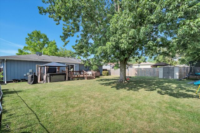 1422 W 97th Place, Crown Point, IN 46307
