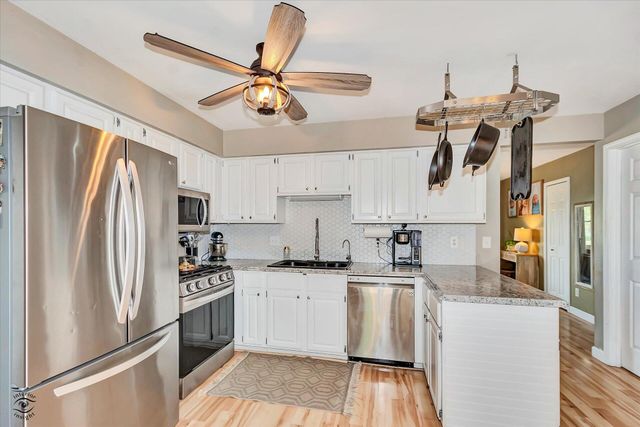 1422 W 97th Place, Crown Point, IN 46307