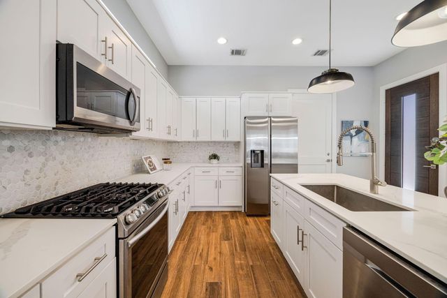 114 E 33rd Street B, Houston, TX 77018