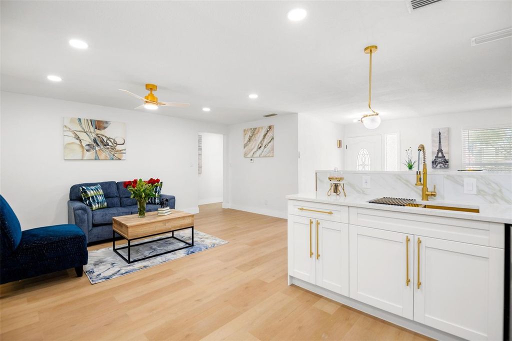 Image 13 of property listing at 650 PINECREST DRIVE, Largo, FL 33770