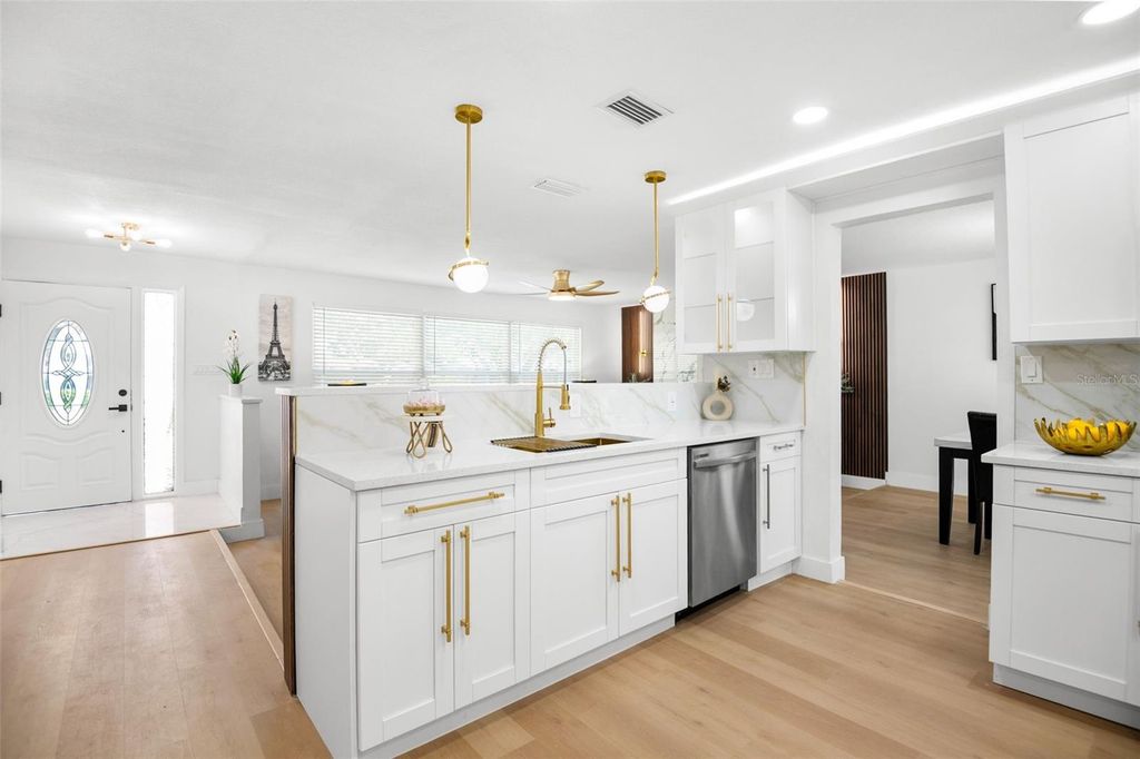 Image 14 of property listing at 650 PINECREST DRIVE, Largo, FL 33770