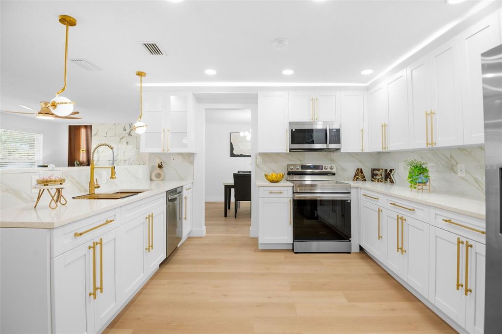 Image 16 of property listing at 650 PINECREST DRIVE, Largo, FL 33770