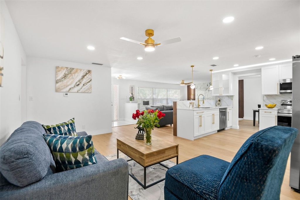 Image 8 of property listing at 650 PINECREST DRIVE, Largo, FL 33770