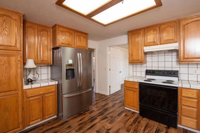 24 N Bryan Ave, Oakdale, CA 95361