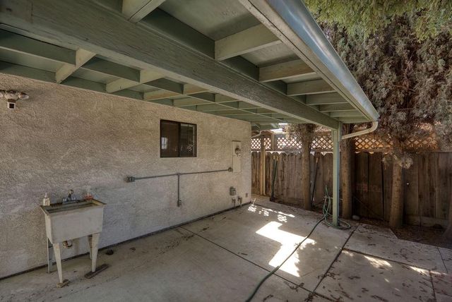 24 N Bryan Ave, Oakdale, CA 95361