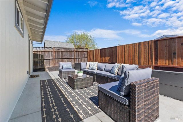 1622 Weaverly Dr, Petaluma, CA 94954