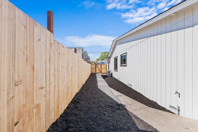 1622 Weaverly Dr, Petaluma, CA 94954