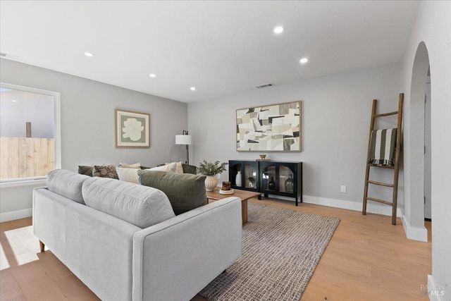 1622 Weaverly Dr, Petaluma, CA 94954