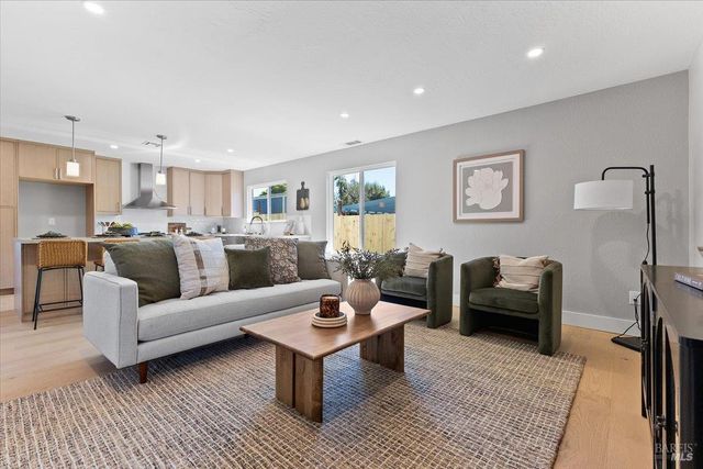 1622 Weaverly Dr, Petaluma, CA 94954