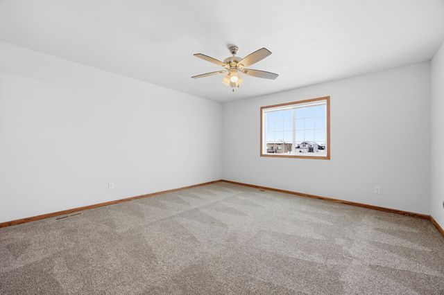 975 30th Avenue W, West Fargo, ND 58078