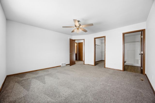 975 30th Avenue W, West Fargo, ND 58078