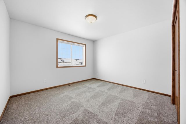 975 30th Avenue W, West Fargo, ND 58078