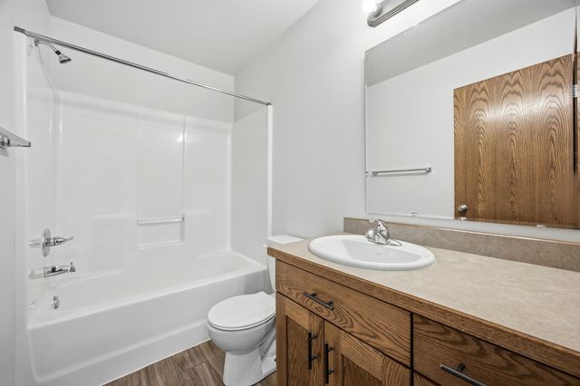 975 30th Avenue W, West Fargo, ND 58078