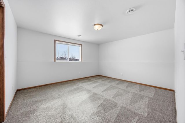 975 30th Avenue W, West Fargo, ND 58078