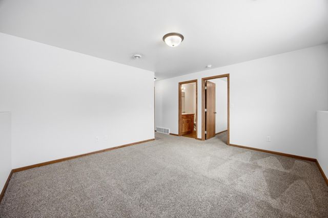 975 30th Avenue W, West Fargo, ND 58078