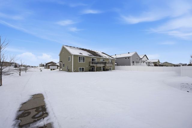 975 30th Avenue W, West Fargo, ND 58078