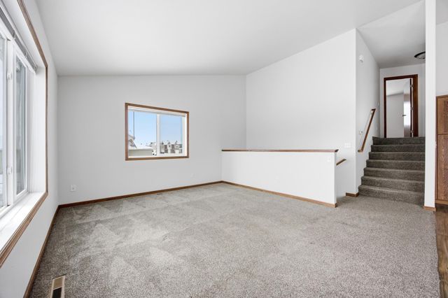 975 30th Avenue W, West Fargo, ND 58078