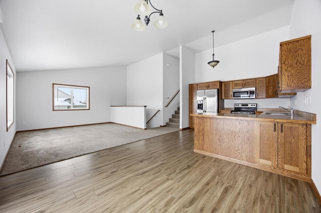 975 30th Avenue W, West Fargo, ND 58078