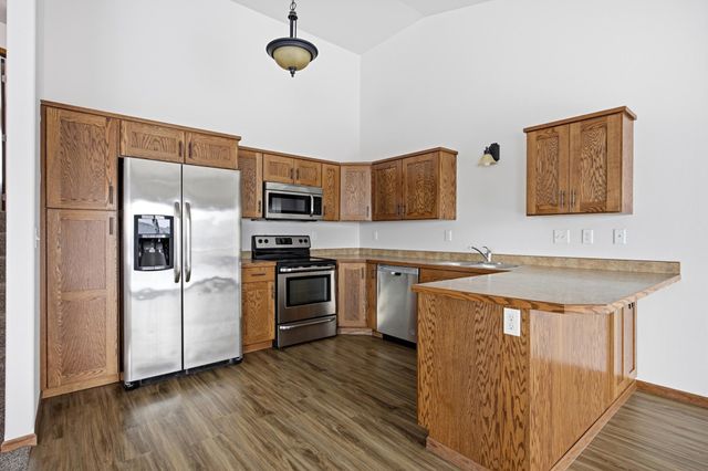 975 30th Avenue W, West Fargo, ND 58078