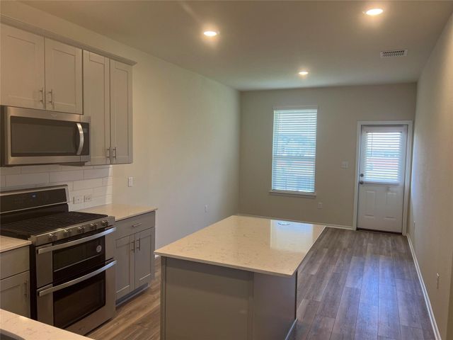 427 Tree nut LOOP, Buda, TX 78610