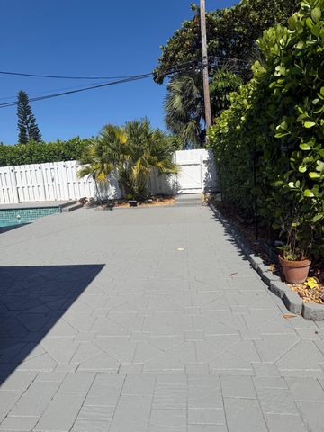 204 S Seacrest Circle, Delray Beach, FL 33444