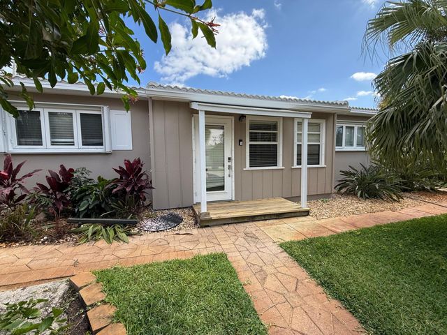 204 S Seacrest Circle, Delray Beach, FL 33444