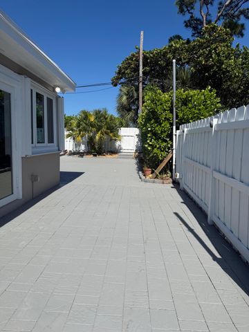 204 S Seacrest Circle, Delray Beach, FL 33444