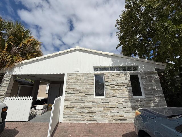 204 S Seacrest Circle, Delray Beach, FL 33444