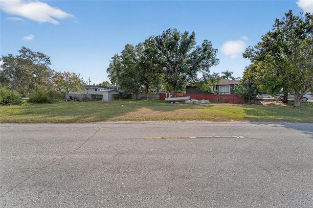 1104 W COLLEGE AVENUE, Ruskin, FL 33570